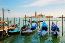 Gondole davanti a San Giorgio Maggiore, Venezia, Veneto, Ital — Foto stock
