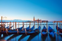 Gôndolas em frente a San Giorgio Maggiore ao entardecer, Veneza, Venece — Fotografia de Stock