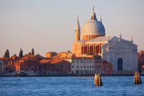 Vista de Santa Maria della Salute al amanecer, Venecia, Veneto, Italia - foto de stock