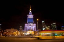 El Palacio de la Cultura y la Ciencia iluminado por la noche, Varsovia, - foto de stock