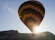 Ballon à air chaud au lever du soleil dans la vallée rouge, parc national Goreme — Photo de stock