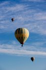 Tre mongolfiere galleggianti contro il cielo blu, Goreme Nationa — Foto stock