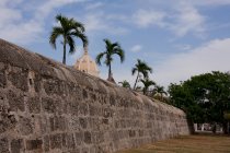 Veduta del muro di pietra che circonda Cartagena, Colombia, Sud America — Foto stock