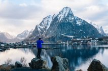 Vista traseira do turista masculino fotografando neve tampado montanha e — Fotografia de Stock