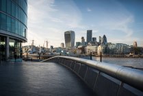 Blick auf das Walkie Talkie und die Gurkenhäuser von More London aus — Stockfoto