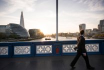 Vista da prefeitura e do fragmento da ponte da torre no por do sol, Londres — Fotografia de Stock