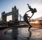View of fountain and Tower Bridge at sunset, London, UK — Stock Photo