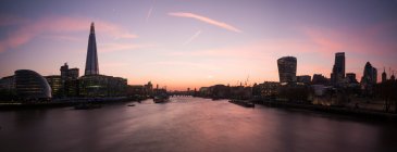Силуэт панорамного вида на реку Тэймс с Тауэрского моста, Лондон — стоковое фото
