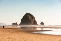 Vue de la roche de la botte de foin et de la mer brumeuse, Cannon Beach, Oregon, USA — Photo de stock
