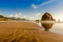 Vue de la roche et de la côte de la meule de foin, Cannon Beach, Oregon, États-Unis — Photo de stock