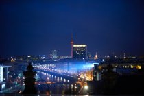 Міські будинки й міст у нічному світлі, Телевежа на відстані, Берлін, Німеччина. — стокове фото