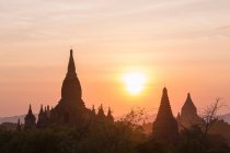 Temples en silhouette vus de la pagode Dhammayazika au coucher du soleil — Photo de stock