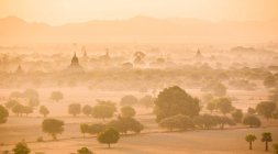Salida del sol brumoso en la antigua ciudad de Bagan, región de Mandalay, Myanmar - foto de stock