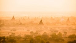Nebbia mattutina nell'antica città di Bagan, regione di Mandalay, Myanmar — Foto stock