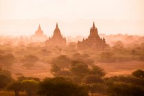 Vista elevata dell'alba nebbiosa nell'antica città di Bagan, regione di Mandalay, Myanmar — Foto stock