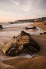 Вид вниз по пляжу приливных волн, плещущихся камней, Фасия-ду-Гинчо — стоковое фото