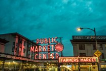 Pike Place Market at dusk, Seattle, Washington, USA — стокове фото