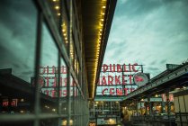 Pike Place Market al crepuscolo, Seattle, Washington, USA — Foto stock