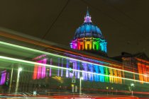 Municipio di San Francisco illuminato con luci arcobaleno per Pride, USA — Foto stock
