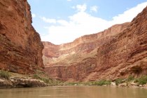 Vue à angle bas du Grand Canyon depuis le fleuve Colorado, Arizona — Photo de stock