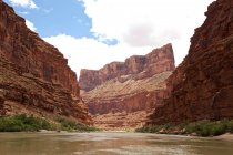 Vue à angle bas du Grand Canyon depuis le fleuve Colorado, Arizona — Photo de stock