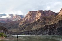 Подорож людини до річки Колорадо (Гранд - Каньйон, штат Арізона, США). — стокове фото