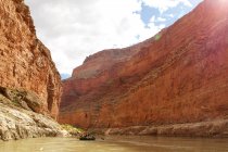 Bateau à rames sur la rivière Colorado, Grand Canyon, Arizona, États-Unis — Photo de stock