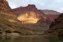 Vue en angle bas du Grand Canyon depuis Colorado River, Arizona, USA — Photo de stock