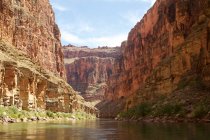 Vue en angle bas du Grand Canyon depuis Colorado River, Arizona, USA — Photo de stock