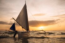 Лодки на Уайт-Бич, Боракай, Висаяс, Филиппины — стоковое фото