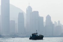 Bateaux dans le port de Hong Kong, Avenue of Stars, Tsim Sha Tsui Water — Photo de stock