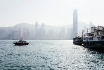 Boats in Hong Kong harbour, Avenue of Stars, Tsim Sha Tsui Water — Stock Photo