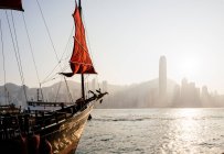 Traditional Chinese Junk sailing in Hong Kong harbour, Hong Kong — Stock Photo