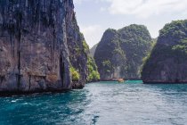 Вид на скальные образования и лодки, острова Пхи Пхи, Таиланд — стоковое фото