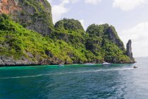 Vue de la côte et des formations rocheuses, îles Phi Phi, Thaïlande — Photo de stock