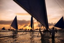 Barcos 'Paraw' em White Beach, Boracay, Visayas, Filipinas — Fotografia de Stock