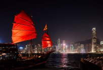 Traditional Chinese Junk sailing in Hong Kong harbour, Avenue of — Stock Photo