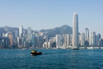 Barcos no porto de Hong Kong, Avenida das Estrelas, Água Tsim Sha Tsui — Fotografia de Stock