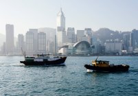 Лодки с людьми в гавани Гонконга, проспект Звезд, Tsim Sha Tsui Water — стоковое фото