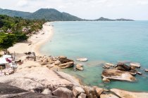 Vista de alto ângulo de rochas e costa, Koh Samui, Tailândia — Fotografia de Stock