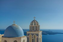 Вид на куполообразные церкви и море, Ия, Санторини, Греция — стоковое фото