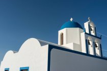 Veduta della chiesa imbiancata e del cielo blu, Oia, Santorini, Grecia — Foto stock
