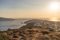 Vista de la tierra y el mar al atardecer, Oia, Santorini, Grecia - foto de stock