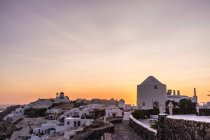 Blick auf die Stadt bei Sonnenuntergang, Oia, Santorin, Griechenland — Stockfoto