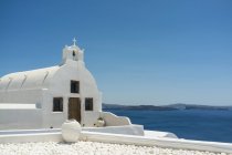 Rooftop view of whitewashed church, Oia, Santorini, Greece — Stock Photo