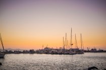 Vista de yates y barcos en puerto deportivo al atardecer, Isla de Naxos, Grecia - foto de stock