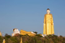 Бодхи Татаунг, золотой лежащий и стоящий Будды возле Монивы — стоковое фото
