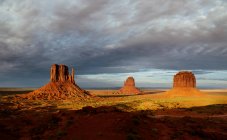 O Mittens e Merrick Butte, Monument Valley Navajo Tribal Park — Fotografia de Stock