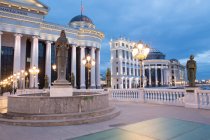View of statues and National Archaeological Museum at dusk, Skopje — Stock Photo