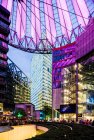 Teto de vidro fórum central da Sony Centre iluminado à noite — Fotografia de Stock